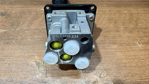 Кран подъма кузова 3 отверст HYVA 14750667H Кран подъма кузова 3 отверст HYVA 14750667H