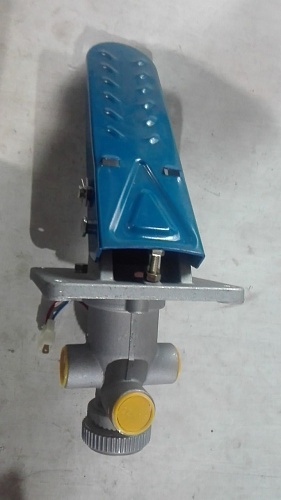 Клапан тормозной с педалью (4 выхода с датчиком) LG853.08.09 Клапан тормозной с педалью (4 выхода с датчиком) LG853.08.09